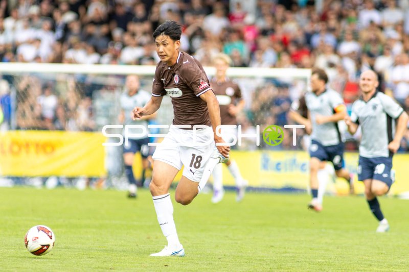 Taichi Hara (#18; FC St. Pauli) im Laufduell in Potsdam
