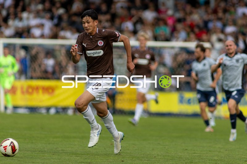 Taichi Hara (#18; FC St. Pauli) im Laufduell in Potsdam