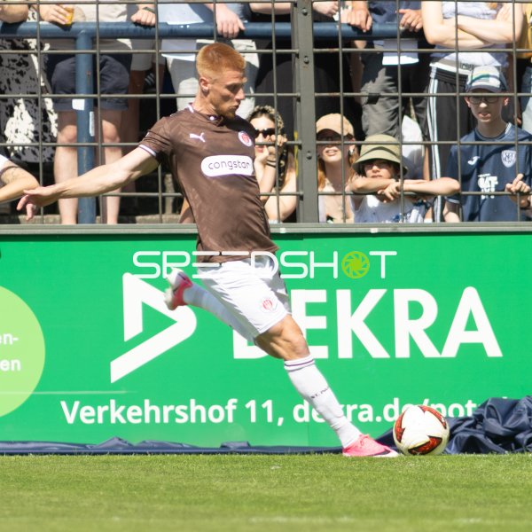 Louis Oppie (#23; FC St. Pauli) beim Schuss im Karl-Liebknecht-Stadion