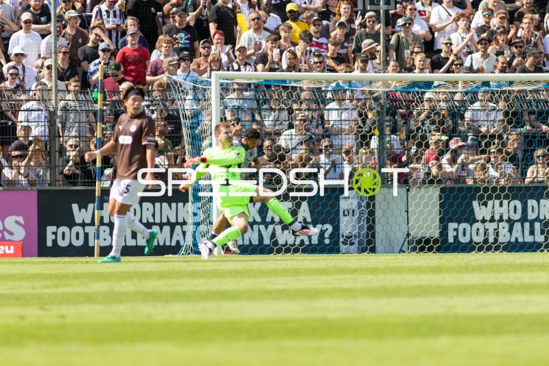 Torwart von SV Babelsberg 03 pariert vor vollem Haus im Karl-Liebknecht-Stadion