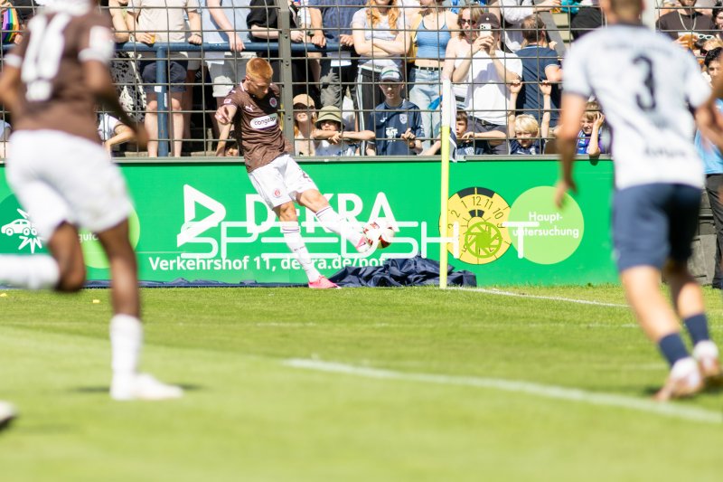 Sam Klein (#22; FC St. Pauli) tritt Ecke im Karl-Liebknecht-Stadion
