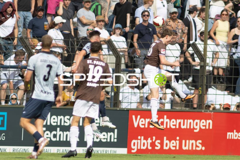 FC St. Pauli im Kopfballduell gegen SV Babelsberg 03 im Karl-Liebknecht-Stadion