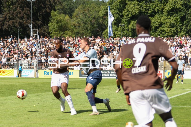 Zweikampf zwischen FC St. Pauli und SV Babelsberg 03 im Karl-Liebknecht-Stadion