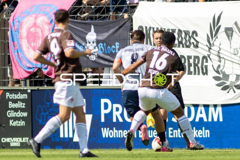 Fujita (#16; FC St. Pauli) im Zweikampf gegen SV Babelsberg 03