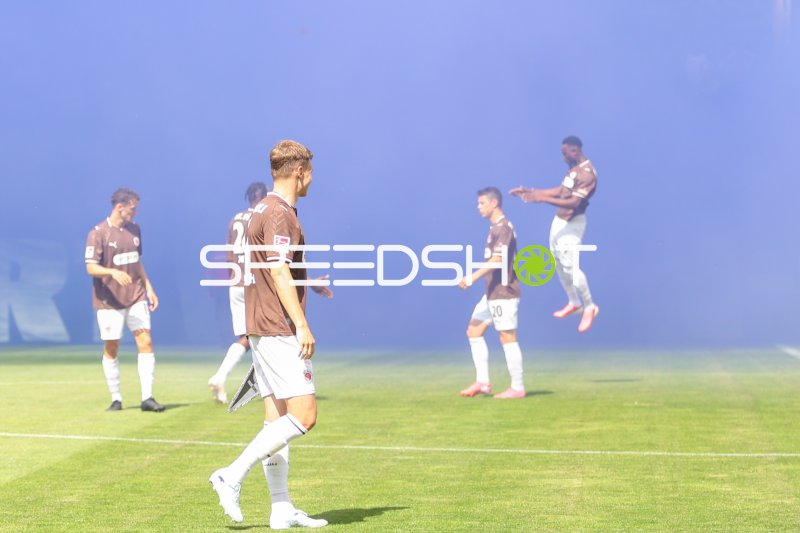 Marwin Schmitz (#42; FC St. Pauli) beim Torjubel im Rauch