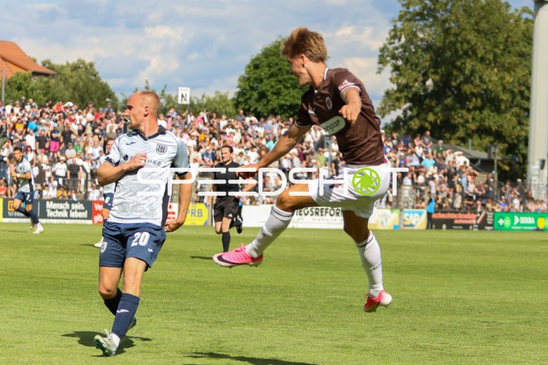 Tobias Hasse (#20; SV Babelsberg 03) im Zweikampf mit Erik Ahlstrand (#14 FC St. Pauli)