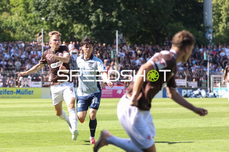 David Nemeth (#4; FC St. Pauli) im Zweikampf gegen SV Babelsberg 03