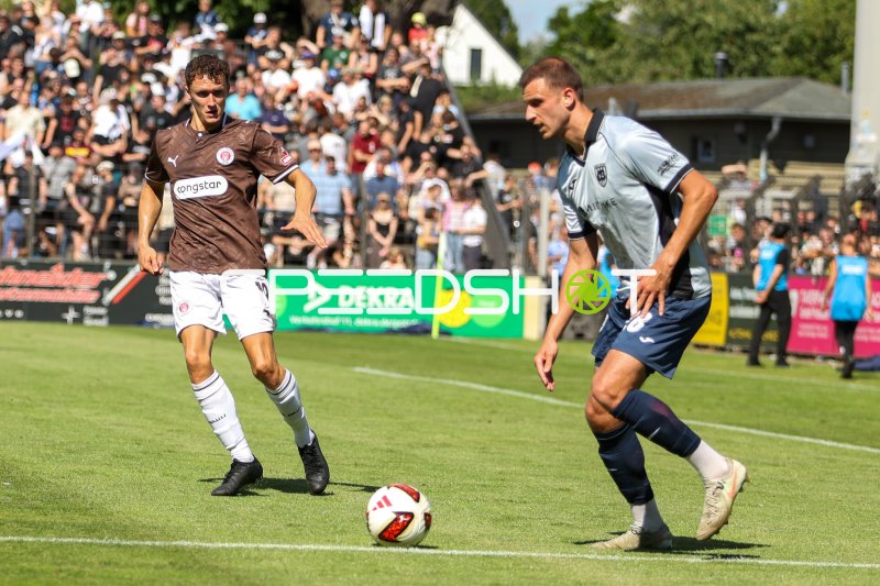 Martijn Kaars (#19; FC St. Pauli) im Zweikampf gegen SV Babelsberg 03
