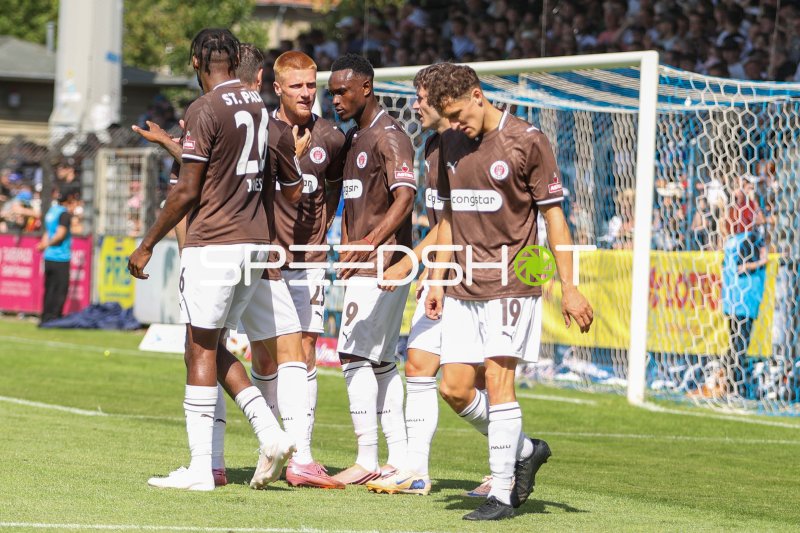 Torjubel: Louis Oppie, Abdoulie Ceesay und Martijn Kaars feiern für FC St. Pauli