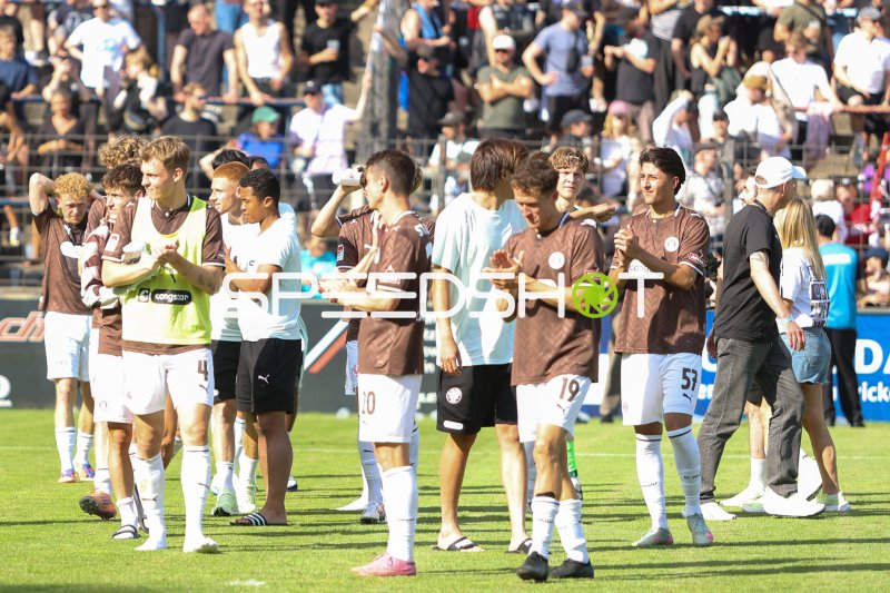 FC St. Pauli applaudiert den Fans nach dem Spiel im Karl-Liebknecht-Stadion