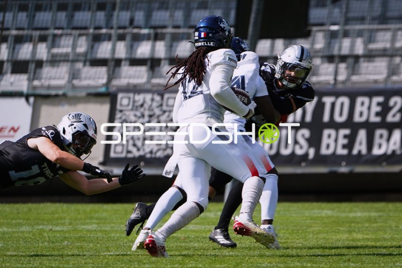 Tackle-Szene zwischen Paris Musketeers und SWARCO RAIDERS Tirol in Innsbruck
