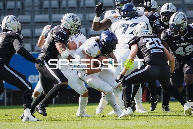 Zachary Edwards (#1; Paris Musketeers) im Tackle durch SWARCO RAIDERS Tirol