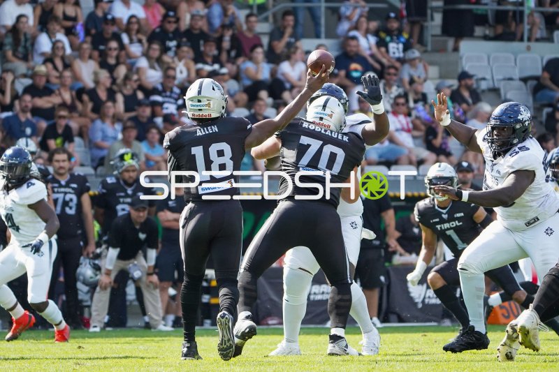 Tobias Rodlauer (#70; SWARCO RAIDERS Tirol) blockt beim Pass-Play