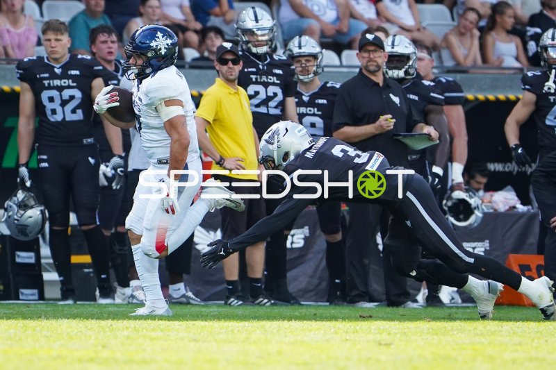 Paris Musketeers Ballträger läuft an SWARCO RAIDERS Tirol Defender vorbei