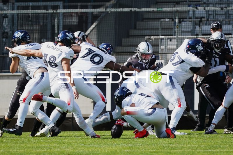 Dean Faithfull (#18; Paris Musketeers) beim Field-Goal-Versuch im Tivoli Stadion