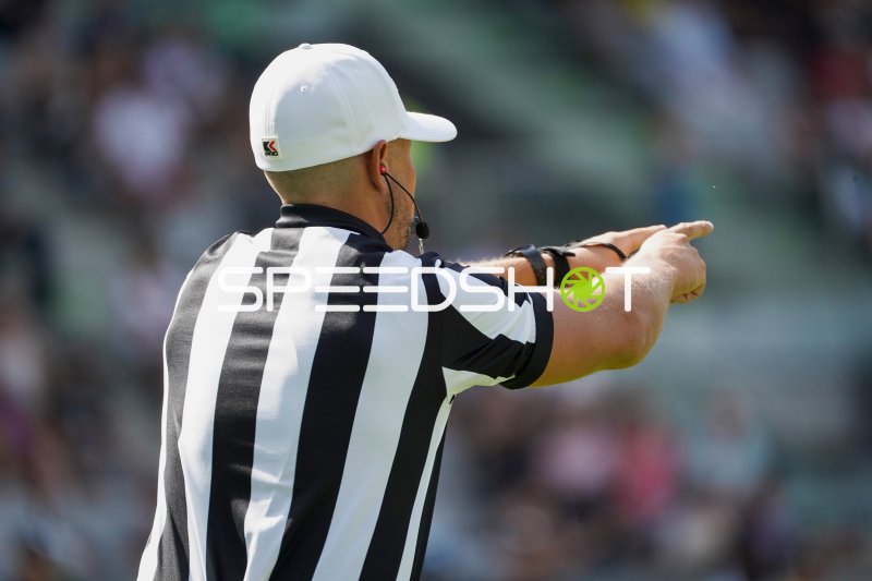 Schiedsrichter zeigt Entscheidung beim ELF-Spiel in Innsbruck