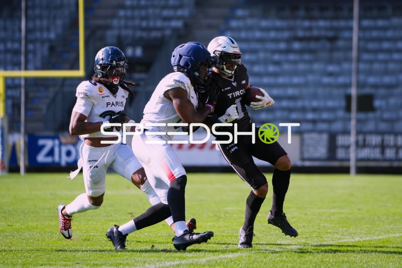 Aaron Jackson (#1; SWARCO RAIDERS Tirol) im Zweikampf gegen Paris Musketeers