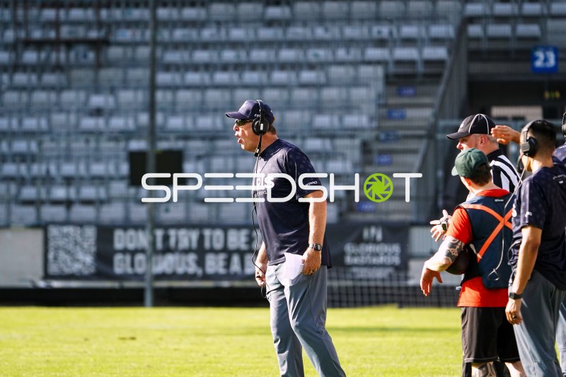 Paris Musketeers Trainer beobachtet das Spielgeschehen in Innsbruck
