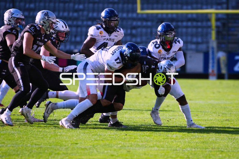 Mahè Masselot (#17; Paris Musketeers) tackelt SWARCO RAIDERS Tirol Ballträger