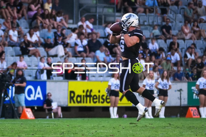 SWARCO RAIDERS Tirol-Spieler (#6) fängt den Ball im Lauf