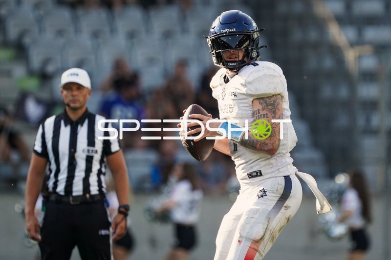Zachary Edwards (#1; Paris Musketeers) mit Ball im Lauf