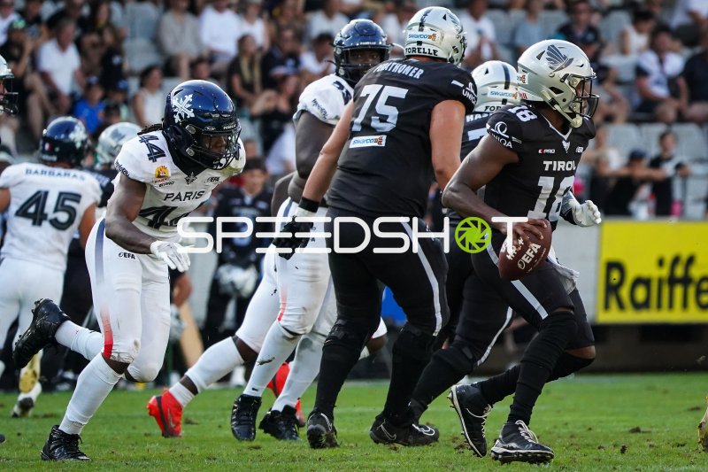 J'Kalon Carter (#18; SWARCO RAIDERS Tirol) läuft mit Ball vor Paris-Verteidigung