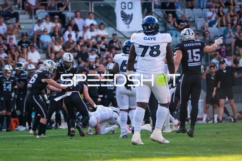 Jakob Scheucher (#15; SWARCO RAIDERS Tirol) signalisiert nach Tackle