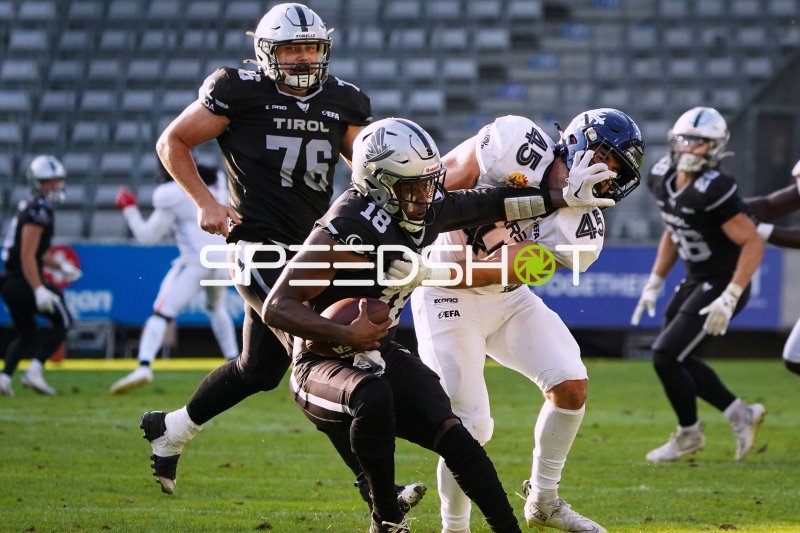 J'Kalon Carter (#18; SWARCO RAIDERS Tirol) im Tackle durch Ilan Barbaras (#45; Paris Musketeers)