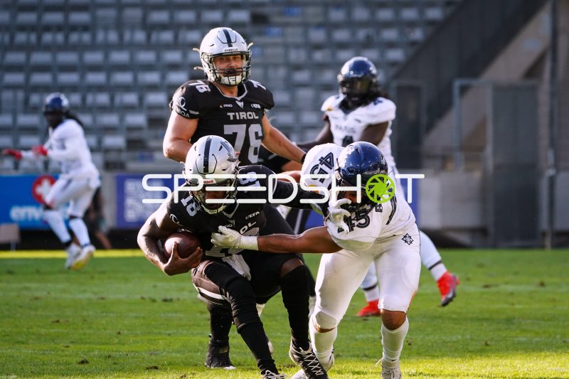J'Kalon Carter (#18; SWARCO RAIDERS Tirol) im Tackle durch Ilan Barbaras (#45; Paris Musketeers)