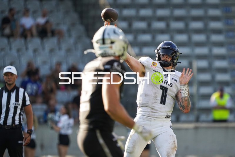 Zachary Edwards (#1; Paris Musketeers) beim Pass gegen SWARCO RAIDERS Tirol