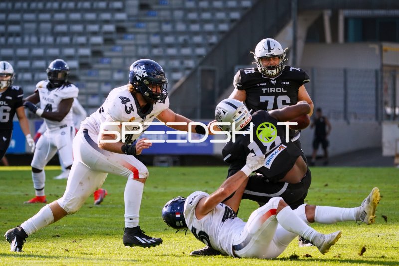Jack Loew (#43; Paris Musketeers) im Tackle gegen J'Kalon Carter (#18; SWARCO RAIDERS Tirol)