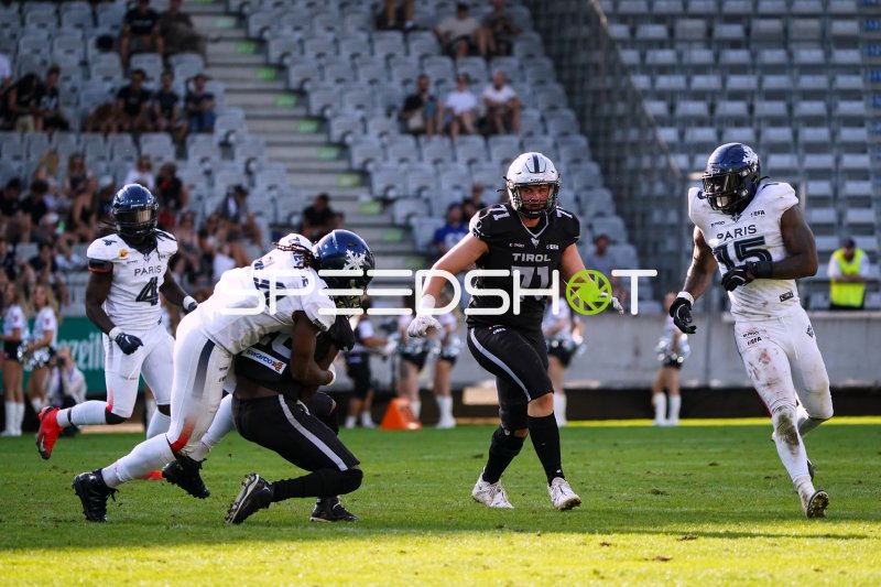 Vincent Lutz (#71; SWARCO RAIDERS Tirol) im Linienkampf gegen Paris Musketeers