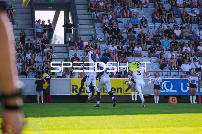 Jamalcolm Liggins (#0; Paris Musketeers) und Amir Kilani (#3; Paris Musketeers) im Pass-Coverage-Einsatz