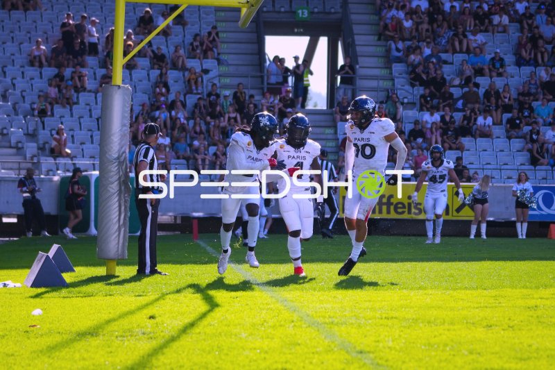 Digaan Gomis Katchanga (#4; Paris Musketeers) feiert Touchdown mit Teamkollegen