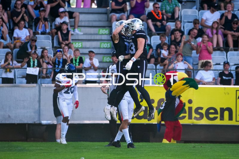 Berend Palz (#13; SWARCO RAIDERS Tirol) beim Jubel mit Teamkollege