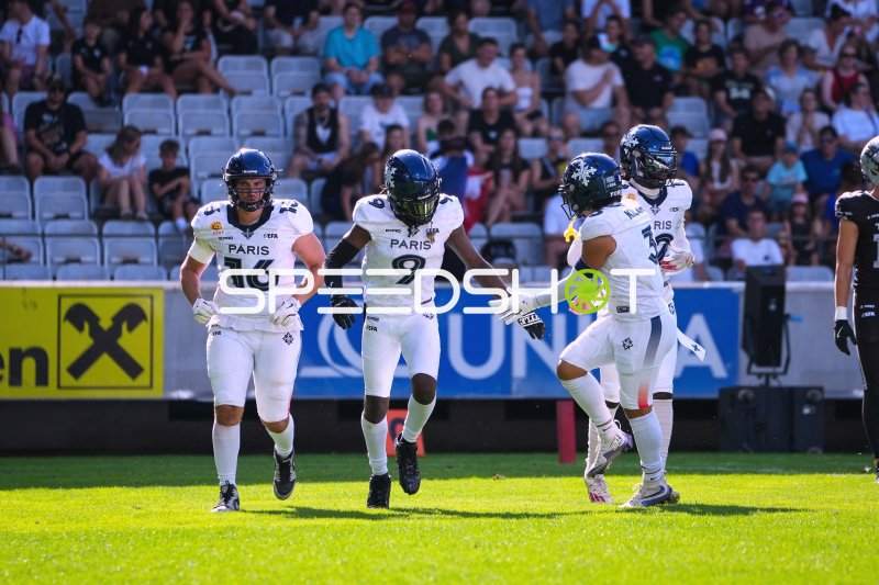 Torin Justice (#9; Paris Musketeers) und Mitspieler (#16) feiern gemeinsam