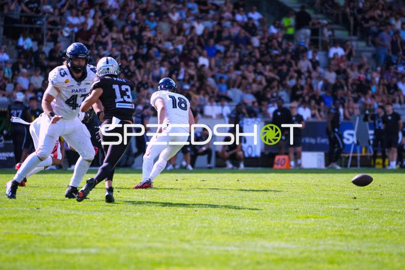 Jack Loew (#43; Paris Musketeers) und Berend Palz (#13; SWARCO RAIDERS Tirol) im Zweikampf