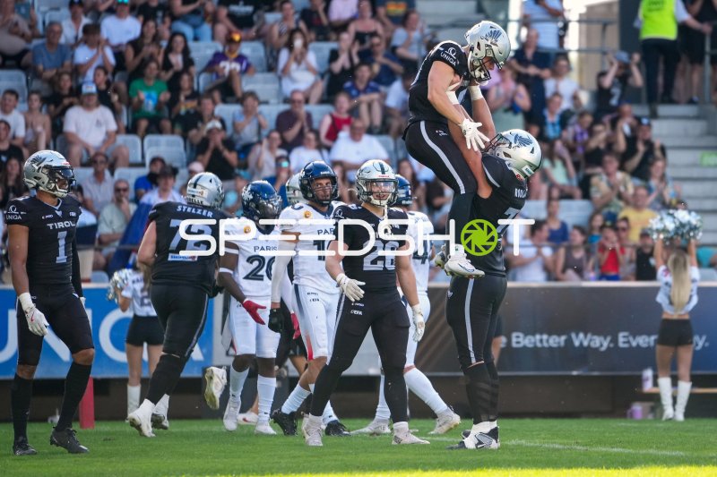Jonas Stelzer (#72; SWARCO RAIDERS Tirol) und Tobias Rodlauer (#70) beim Touchdown-Jubel