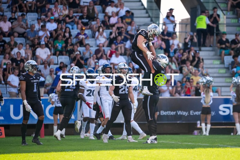 SWARCO RAIDERS Tirol feiern Touchdown-Jubel gegen Paris Musketeers