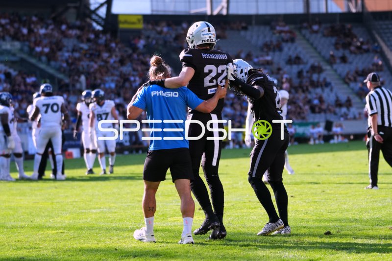 Jonas Fuschelberger (#22; SWARCO RAIDERS Tirol) wird medizinisch betreut