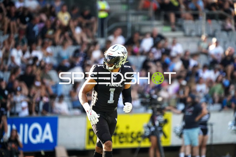 Aaron Jackson (#1; SWARCO RAIDERS Tirol) läuft aufs Feld