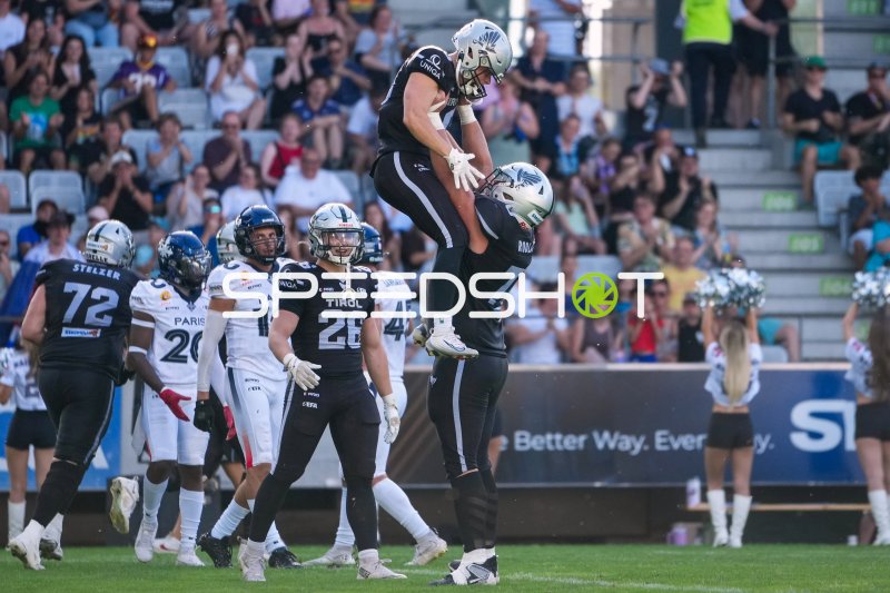 SWARCO RAIDERS Tirol feiern Touchdown-Jubel gegen Paris Musketeers
