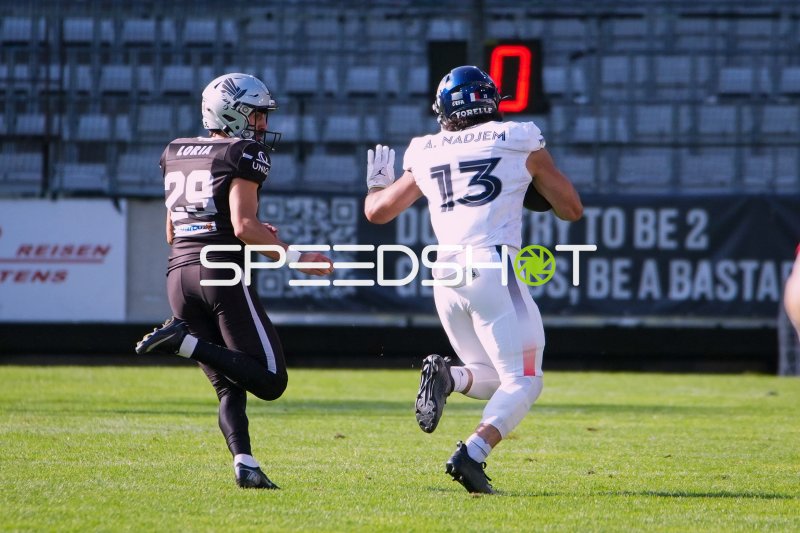 Lokmen Nadjem (#13; Paris Musketeers) im Laufduell gegen Jonata Loria (#29; SWARCO RAIDERS Tirol)