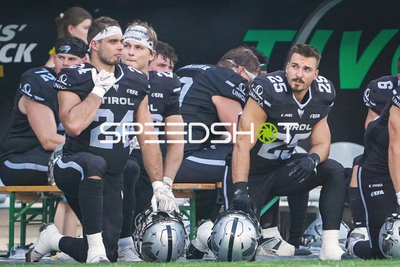 Lukas Haslwanter (#24) und Tobias Bonatti (#25; SWARCO RAIDERS Tirol) auf der Bank