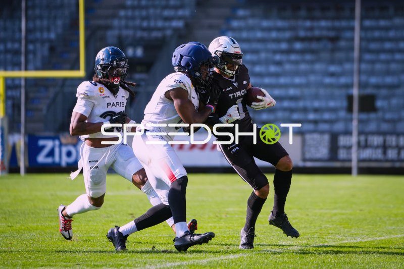 Aaron Jackson (#1; SWARCO RAIDERS Tirol) im Zweikampf gegen Paris Musketeers