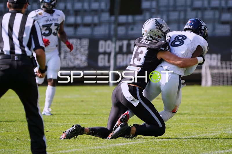 Berend Palz (#13; SWARCO RAIDERS Tirol) tackelt Hassane Dosso (#8; Paris Musketeers)
