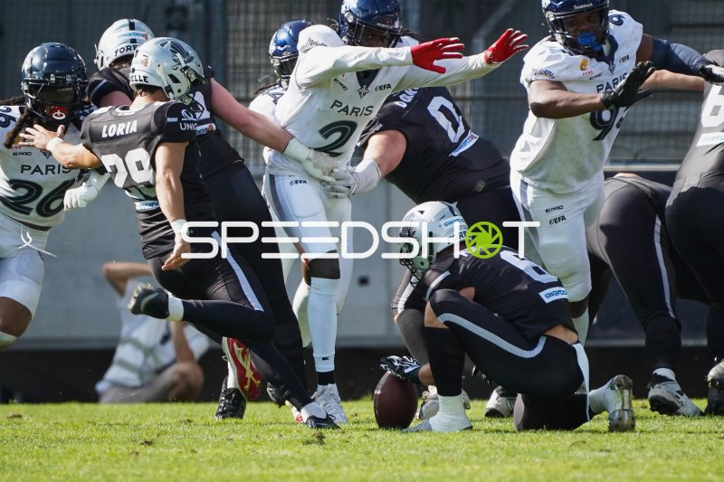 Jonata Loria (#29; SWARCO RAIDERS Tirol) beim Field-Goal-Versuch unter Druck