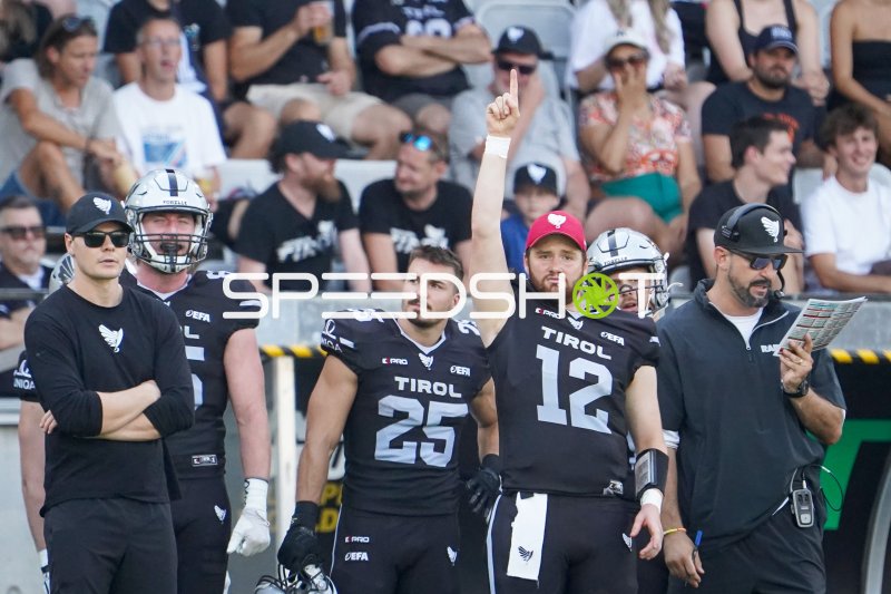 Stefan Maiacher (#12; SWARCO RAIDERS Tirol) gibt Signal an der Seitenlinie