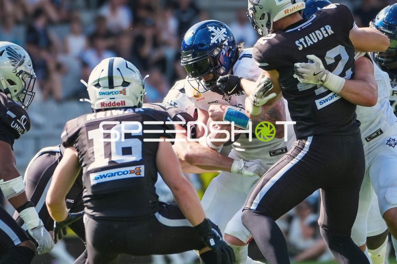 Paris Musketeers Ballträger im Zweikampf gegen SWARCO RAIDERS #16 Kriwak und Stauder