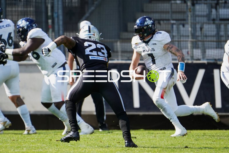 Digaan Gomis (#4; Paris Musketeers) im Laufspiel gegen SWARCO RAIDERS